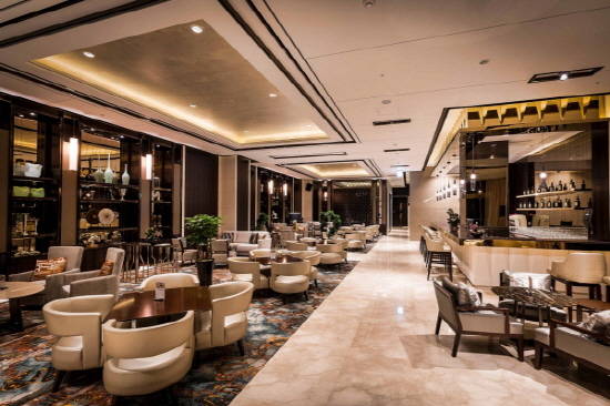 6개월의 재단장 공사를 마치고 새로 문을 연 롯데호텔부산 더라운지 전경. ⓒ 롯데호텔부산