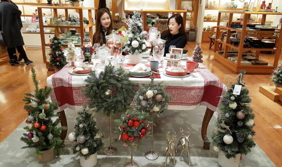 신세계센텀시티 7층 '피숀'매장을 방문한 고객들이 다양한 크리스마스용 장식소품을 고르며 즐거워 하고 있다. ⓒ 신세계센텀시티