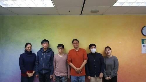 테스트웍스는 지난해 1인 회사로 창립해 12월 현재 10명 규모가 됐다. 윤석원 테스트웍스 대표(왼쪽 네 번째), 오티즘 교육생, 보조강사가 기념촬영을 하고 있다. ⓒ 테스트웍스