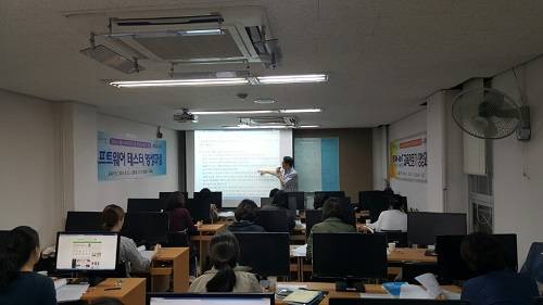 소프트웨어 테스터 양성과정에서 윤 대표가 강의하는 모습. 단절여성 20명을 대상으로 진행된 이 교육과정에서 70~80%의 높은 합격률을 보였다. ⓒ 테스트웍스