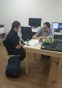 윤 대표가 교육생을 대상으로 커리어 멘토링 상담하는 모습. ⓒ 테스트웍스