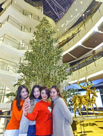 IFC몰이 설치한 '대형 크리스털 크리스마스 트리'는 '우아하고 따뜻한 겨울'을 컨셉으로 했으며, 고객은 누구나 마음껏 사진을 찍을 수 있다. ⓒ IFC몰