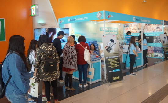 현장 이벤트에 참여 중인 관람객들의 모습. ⓒ 호텔스컴바인