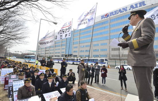 임금인상과 관련해 사측과 대립하고 있는 대한항공 조종사노조가 20일부터 파업에 돌입할 것이라는 입장을 밝혔다. ⓒ 뉴스1