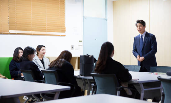 보해양조와 지역대학 조선대가 손을 잡고 산학협력 프로그램을 개발 을 통해 신설된 정규 교과과정 수업이 지난 6일 마무리 됐다. .ⓒ보해양조