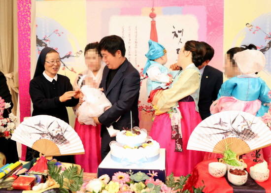 지난 7일 용인시청 컨벤션홀에서 미혼모자시설에서 생활중인 미혼모 자녀 3명의 돌과 백일 잔치가 열렸다. 정 시장이 아이를 안고 덕담을 건네주고 있다. ⓒ 용인시