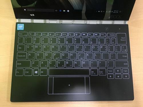 레노버는 요가북에 디지털 키보드 방식을 도입함으로써 휴대성을 높였다. 하지만 문서 작업을 주로 하는 사용자에게는 호불호가 갈릴 것으로 보인다. ⓒ 프라임경제