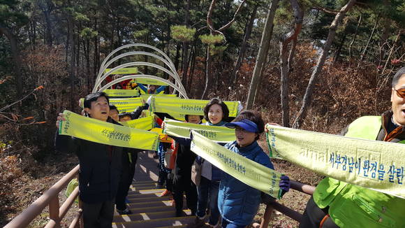 진양호 365 소원계단에서 '서부경남 생명살림' 인간 띠잇기 퍼포먼스를 펼치고 있다. ⓒ 경남도 서부청