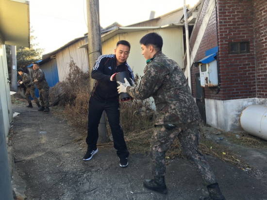 제1795부대 질풍봉사단이 10일 연탄배달의 어려움을 겪는 독거노인 2가정을 방문해 900여장의 연탄을 배달했다. ⓒ 양평군