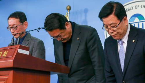정진석 새누리당 원내대표와 원내지도부가 12일 서울 여의도 국회 정론관에서 기자회견을 열고 "대통령 탄핵당한 데 책임을 진다"며 동반 사퇴를 선언하기 앞서 고개숙여 인사하고 있다. (왼쪽부터)김도읍 원내수석부대표, 정 원내대표, 김광림 정책위의장. ⓒ 뉴스1