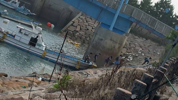 섬에서 통학하는 학생들이 여객선이 아닌 개인 소유 어선을 이용해 등교하는 모습이 본지 카메라에 포착됐다. 충남도교육청은 도서지역 학생 통학을 위해 교통비 및 하숙비 등을 지원하고 있으나 일부 지역민은 지원금만 챙기고 이 같은 불법적인 방법으로 자녀를 통학시켜 논란이 일고 있다. ⓒ프라임경제