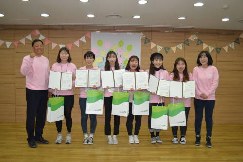 해단식에 참석한 소동하 서울지역본부장(맨 왼쪽), 이필영 아동옹호센터 소장(맨 오른쪽)이 2016 한해동안 '아이누리 youth'로 활발한 활동을 펼친 대학생들에게 수료증을 수여한 후 기념촬영을 하고 있다. ⓒ 휴먼에이드