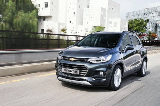 쉐보레 트랙스는 2013년 당시 출시된 11종 평가 모델 중 가장 높은 총점 93.5점을 획득하면서 차량 안전성 평가 최고 등급인 1등급을 받았다. ⓒ 한국GM