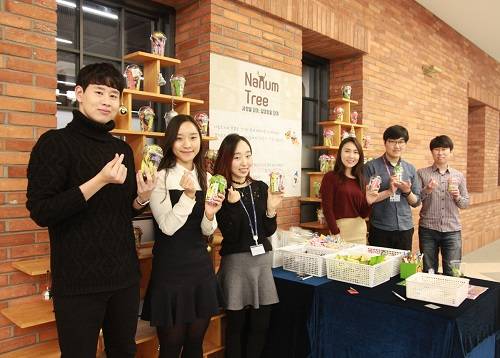 삼성전자 임직원들이 지역사회 어린이를 위한 나눔트리 제작 후 완성된 선물컵을 들어보이고 있다. ⓒ 삼성전자