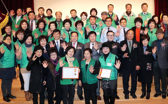 용인시는 23일 시청 에이스홀에서 새마을회 주최로 새마을지도자대회를 열고 지역발전과 새마을운동에 기여한 공로로 총 47명에게 정부 포상과 기관장 표창을 했다. ⓒ 용인시