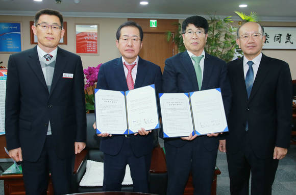 홍준표 도지사와 우예종 부산항만공사 사장이 '활어수산물 수출물류 거점센터 건립'을 위한 업무협약을 체결하고 있다. ⓒ 경남도