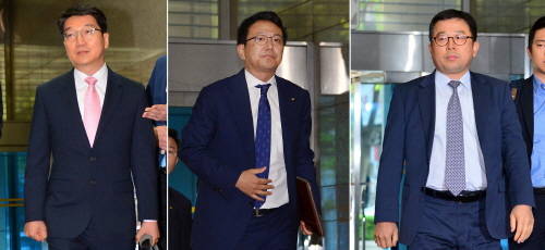 임형도 SK텔레콤 상무(왼쪽부터), 최영석 KT 상무, 강학주 LG유플러스 상무가 지난 4월29일 오전 경기도 성남시 한국정보통신기술협회에서 진행되는 주파수 경매에 참가하기 위해 입장하고 있다. ⓒ 뉴스1