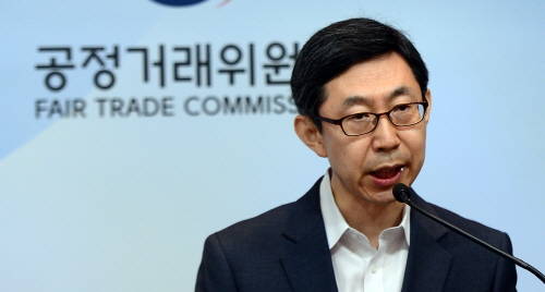 신영선 공정거래위원회 사무처장이 지난 7월18일 정부세종청사 공정위 기자실에서 'SK텔레콤-CJ헬로비전 인수·합병 금지' 브리핑을 하고 있다. ⓒ 뉴스1