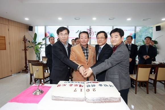 김학송 도로공사 사장과 관계자들이 정유년 시무식에서 국민행복을 위한 새로운도전을 제시하고 있다. ⓒ 한국도로공사