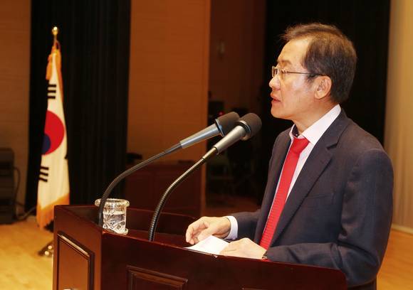 홍준표 경남도지사가 정유년 시무식에서 경남 미래 50년 사업을 강조하고 있다. ⓒ 프라임경제