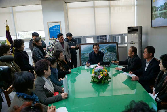 진주시 자원봉사협의회와 여성단체협의회가 이인기 의장을 항의 방문하고 있다. ⓒ 프라임경제