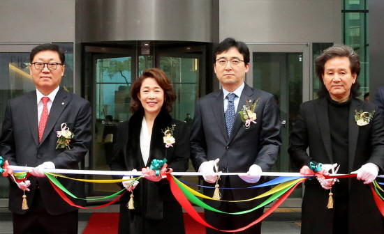 (좌측부터)나재철 대신증권 대표이사, 이어룡 대신금융그룹 회장, 신동혁 대우건설 소장, 배대용 비엔에이 건축사사무소 소장이 4일 준공기념 테이프커팅식을 하고 있다. ⓒ 대신증권