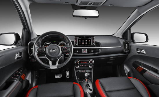 3세대 모닝 실내는 수평형 레이아웃을 기반으로 넓은 공간감을 구현한 동시에 모던하고 세련된 디자인을 사용해 차급을 넘어서는 감성품질을 제공한다. ⓒ 기아자동차