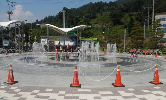 물놀이형 수경시설. ⓒ 경남도 서부청
