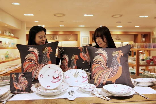 신세계센텀시티 7층 피숀매장을 방문한 고객들이 붉은 닭이 그려진 이오시스 로스터쿠션을 살펴보고 있다. ⓒ 신세계센텀시티