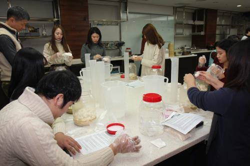 참가자들이 차례주를 빚고 있다. 발효 시 온도가 낮을수록 좋은 술이 되나 그만큼 시간이 오래 걸린다. 바닥에 뭉친 걸 풀어주는 느낌으로 하루에 두 번씩 저어주면 좋다. ⓒ 국순당