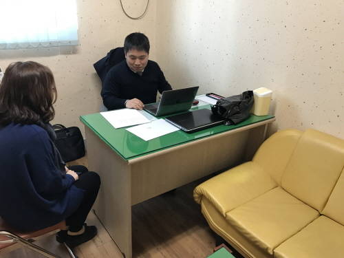 마을변호사로부터 상담을 받고 있는 주민. ⓒ 여주시