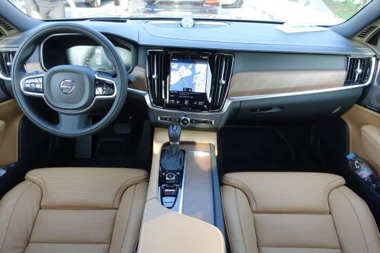 가로로 곧게 뻗은 직선형의 대시보드는 탑승객에게 시각적으로 넓은 공간감을 선사한다. = 노병우 기자