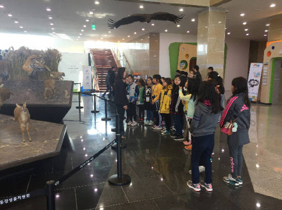 사진에 있는 사람들은 기사에 나오는 눈아 안보이는 사람들이 아니예요. 사진속 친구들은 지난해 국립낙동강생물자원관에 구경을 하러 온 학생들 모습이예요. ⓒ 국립낙동강생물자원관