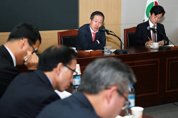 홍준표 경남도지사가 설 연휴 대책과 주요사업에 대한 확대간부회의를 가지고 있다. ⓒ 경남도