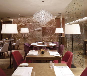 파크 하얏트 부산 31층의 모던 프렌치 레스토랑 리빙룸은 2월7일 '루이 로드레 크리스탈 샴페인 디너'를 개최한다. ⓒ 파크 하얏트 부산