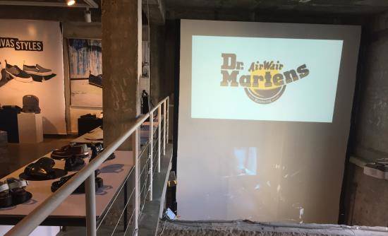 최근 젊은층 사이에서 높은 인기를 끌고 있는 영국 패션 브랜드 닥터마틴이 24일 서울 잠원동에 위치한 신사장에서 '그런지' 콘셉트의 17 SS 컬렉션을 선보였다. = 백유진 기자