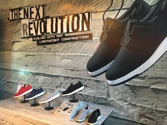 닥터마틴은 지난해 성공적으로 론칭했던 DM's LITE의 열풍을 이어가기 위해 올해 '이베이드' 라인을 새롭게 출시했다. = 백유진 기자