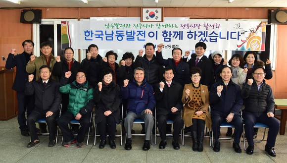이창희 시장과 장재원 한국남동발전 사장이 중앙시장 상인회를 방문하고 전통시장 활성화를 위한 의지를 다지고 있다. ⓒ 진주시청