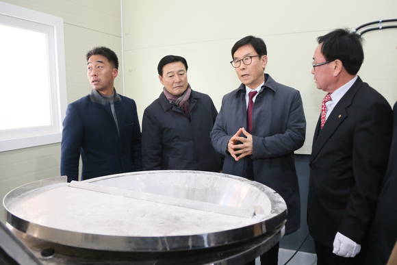 송도근 사천시장이 우리밀 가공시설을 점검하고 있다. ⓒ 사천시청