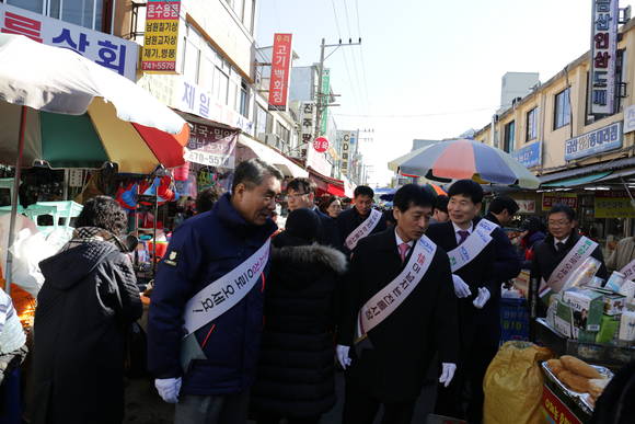 장재원 한국남동발전 사장이 전통시장 장보기에 나서고 있다. ⓒ 한국남동발전