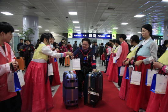 지난해 춘절 맞이 공항 환대 행사 모습. ⓒ 부산관광공사