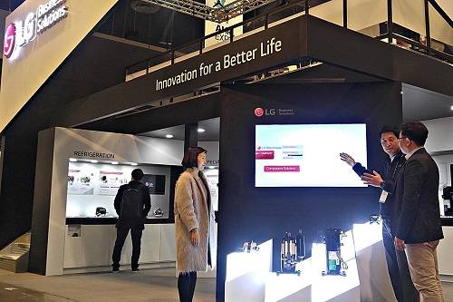 LG전자 직원이 현지시간 30일부터 다음 달 1일까지 미국 라스베이거스에서 열리는 세계 최대 규모의 공조전시회인 'AHR 엑스포 2017'에 설치된 LG전자 전시관을 살펴보고 있다. ⓒ LG전자