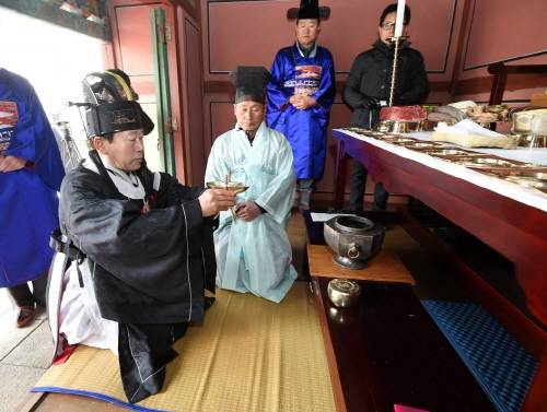 초헌관에서 제를 올리고 있는 조억동 시장(왼쪽) ⓒ 광주시