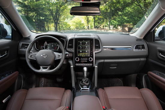 QM6에 장착된 8.7인치 S-링크 디스플레이는 높은 수준의 시인성을 자랑하며, 센터페시아 조작버튼도 직관적으로 배치되면서 에어컨이나 주행모드 조작 등이 용이하다. ⓒ 르노삼성자동차