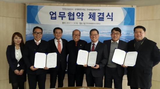 (좌측부터)한희정 과장, 박정준 팀장, 현대유람선 김기성 회장, 황준기 사장, 현대마린개발 김재천 대표, 조장환 본부장.ⓒ 인천관광공사