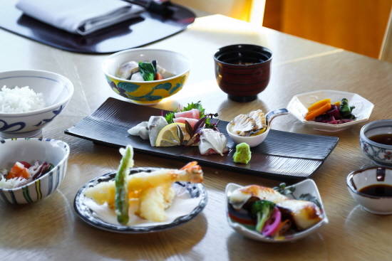 (주)부산롯데호텔 모모야마가 호텔 개관 20주년을 기념해 내놓은 하타치 정식. ⓒ ㈜부산롯데호텔