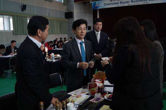 조규일 경남도 서부부지사가 수출상담회에서 해외바이어들의 의견을 청취하고 있다. ⓒ 경남도 서부청