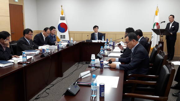 조규일 서부부지사가 수출촉진 대책회의를 진행하고 있다. ⓒ 경남도 서부청