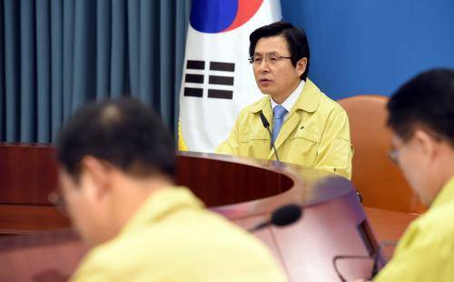 황교안 대통령 권한대행이 8일 오전 서울 종로구 정부서울청사 영상회의실에서 열린 민관합동 구제역·AI 일일점검회의에서 모두발언을 하고 있다. ⓒ 총리실