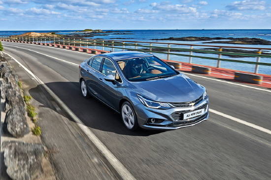 경쟁모델과 비교해 10㎝가량 긴 '동급 최대 차체길이'를 자랑하는 쉐보레 올 뉴 크루즈는 GM 차세대 1.4ℓ 직분사 터보 엔진을 장착해 최대출력 153마력과 최대토크 24.5㎏·m의 성능을 발휘한다. ⓒ 한국GM